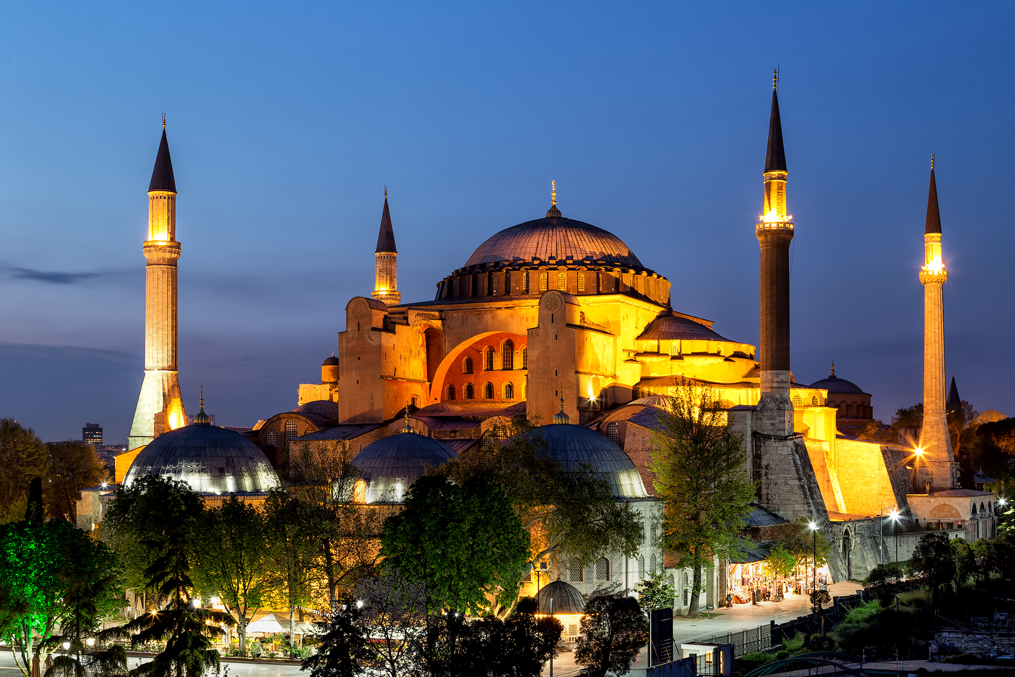 Istanbul-Hagia-Sophia-by-night.jpg